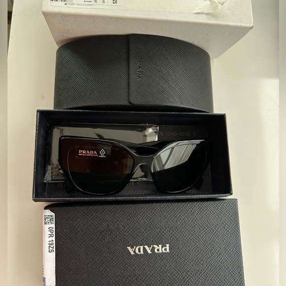 Prada sunglasses - Picture 4 of 8